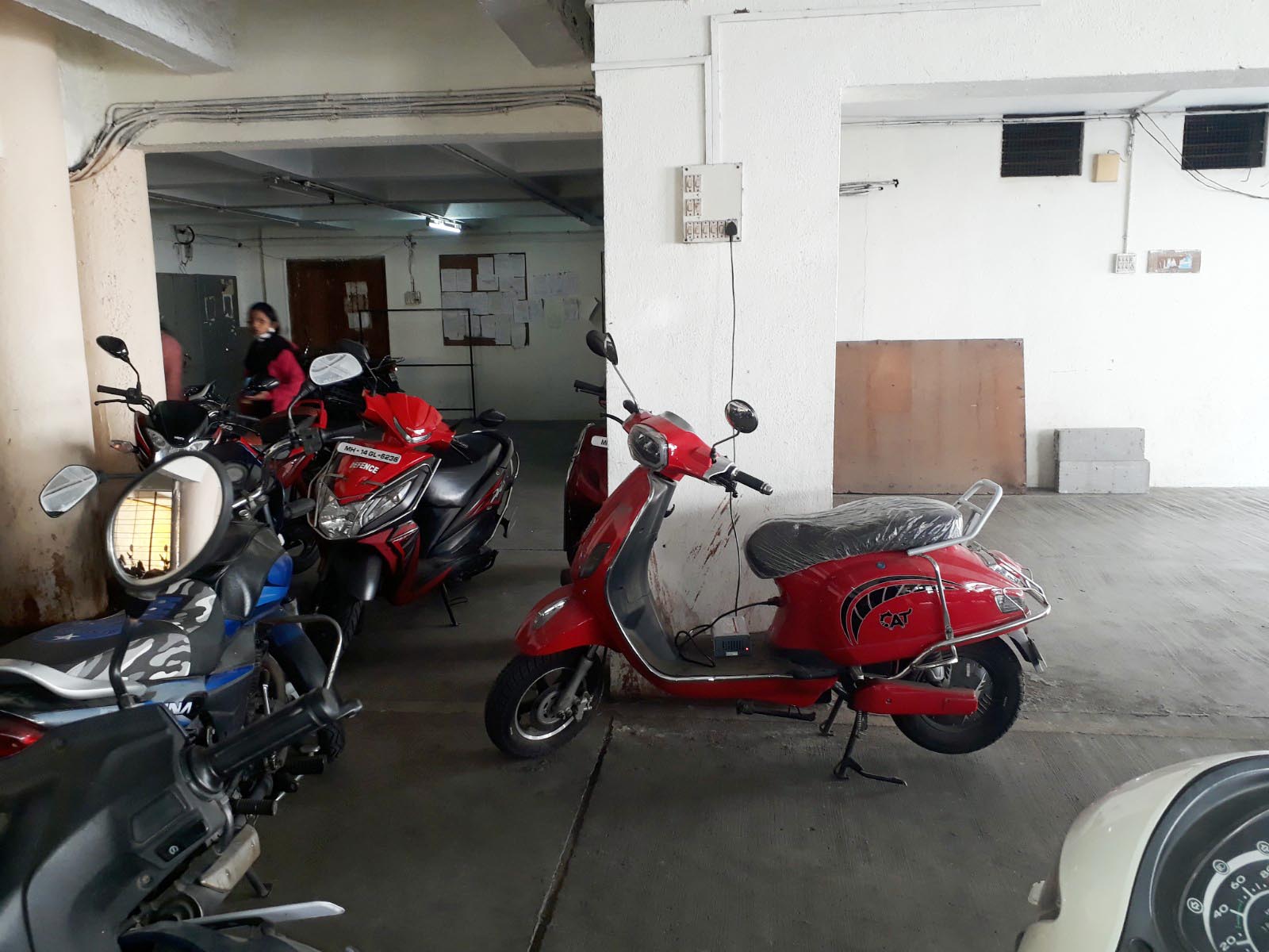 इलेक्ट्रिक वाहन सोसायटीत एक्सटेंशन बोर्ड व्दारे चार्जिंग करणे धोक्याचेचं