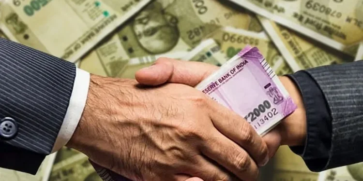 उत्तर सोलापूर तहसील कार्यालयातील लिपिक अतुल रणसुबे लाचलुचपतच्या जाळ्यात