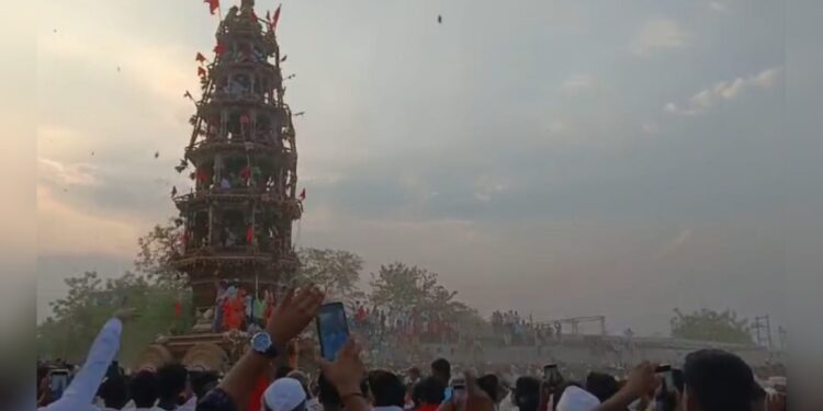 रथोत्सवात रथाच्या चाकाला धडकून दोघांचा मृत्यू तर एक गंभीर जखमी ; विजयपूर जिल्ह्यातील लच्याण येथील दुर्घटना