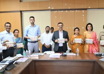 विभागीय आयुक्त डॉ. पुलकुंडवार यांच्या हस्ते सोलापूर व माढा लोकसभा मतदारसंघ संदर्भ पुस्तिकेचे प्रकाशन