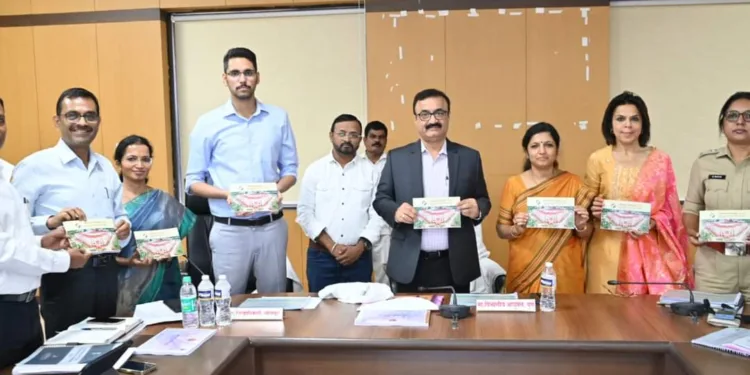 विभागीय आयुक्त डॉ. पुलकुंडवार यांच्या हस्ते सोलापूर व माढा लोकसभा मतदारसंघ संदर्भ पुस्तिकेचे प्रकाशन