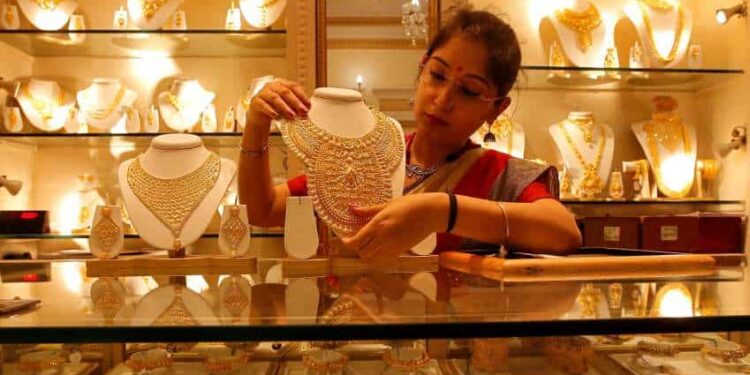 सोने खरेदीसाठी अमोल रत्नपारखी ज्वेलर्समध्ये अक्षय्यतृतीया शुभमुहूर्त ऑफर्स उपलब्ध ; खरेदीसाठी ग्राहकांचा मोठा प्रतिसाद