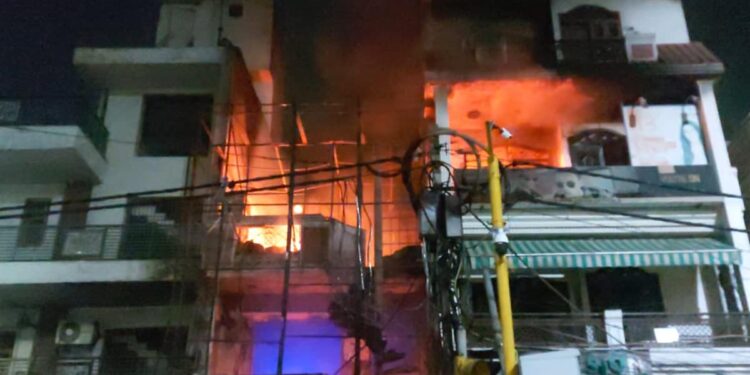 दिल्लीत अग्नितांडव ! हॉस्पिटलला लागलेल्या भीषण आगीत सहा निष्पाप बालकांचा बळी, ‘त्या’ निरागस कोवळ्या जीवांवर नियतीचा घाला ; हृदयद्रावक घटनेने दिल्ली हादरली