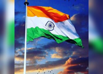 कौतुकास्पद ! ग्रामपंचायत शिपायाच्या हस्ते ध्वजारोहण तर मतदान केंद्राच्या स्वच्छतेसाठी नववधूच्या हाती झाडू ; दिंडुर ग्रामस्थांनी निर्माण केला नवा आदर्श