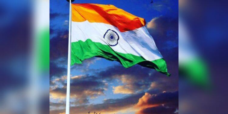 कौतुकास्पद ! ग्रामपंचायत शिपायाच्या हस्ते ध्वजारोहण तर मतदान केंद्राच्या स्वच्छतेसाठी नववधूच्या हाती झाडू ; दिंडुर ग्रामस्थांनी निर्माण केला नवा आदर्श