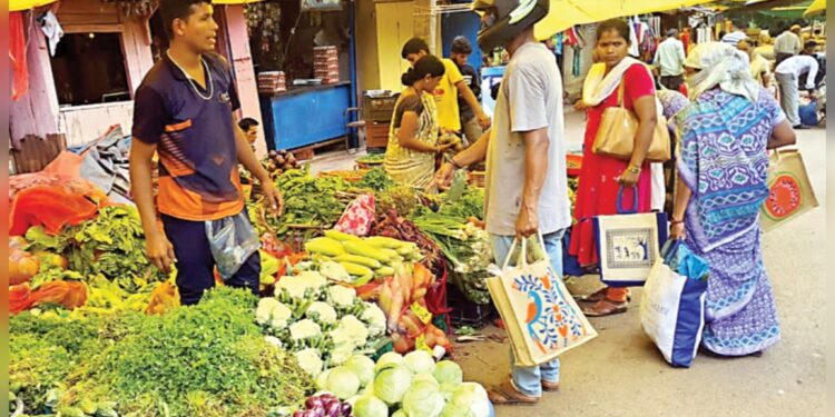 सोलापूर जिल्ह्यात ७ मे रोजी मतदानाच्या दिवशी सर्व आठवडेबाजार बंद राहणार ; जिल्हाधिकाऱ्यांचे आदेश