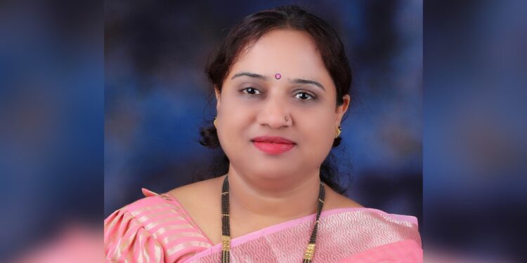 लोकशाहीच्या सर्वात मोठ्या उत्सवाची मरवडे नगरीत जय्यत तयारी, गुलाब पुष्पाने होणार मतदारांचे स्वागत ; ग्रामसेविका राखी जाधव