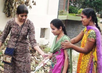 लोकशाहीच्या उत्सवात युवकांची प्रशासनाला साथ ; मतदान केंद्रावर अंध, अपंग, निरक्षर व दिव्यांगांना दिला मदतीचा हात