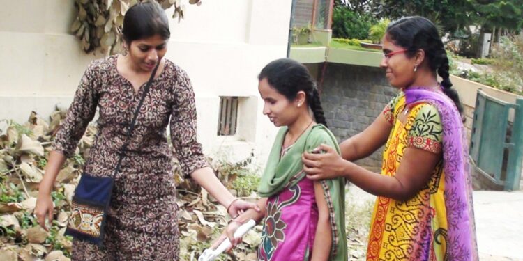 लोकशाहीच्या उत्सवात युवकांची प्रशासनाला साथ ; मतदान केंद्रावर अंध, अपंग, निरक्षर व दिव्यांगांना दिला मदतीचा हात