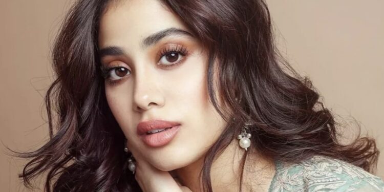 लोकसभा निवडणुकीसाठी मुंबईमध्ये ‘या’ सेलिब्रिटींनी केले मतदान ; राज्यात पाचव्या टप्प्यातील मतदानाला सर्वत्र उत्साहात सुरुवात