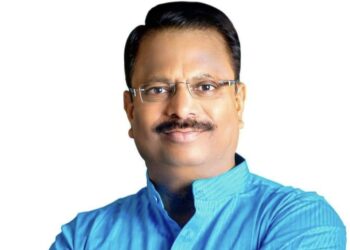 माजी आमदार दिलीप माने कार्यकर्त्यांच्या लवाजम्यासह जिल्हाधिकारी कार्यालयात ; यासाठी घेतली ‘माने’ यांनी ‘आशीर्वाद’ यांची भेट