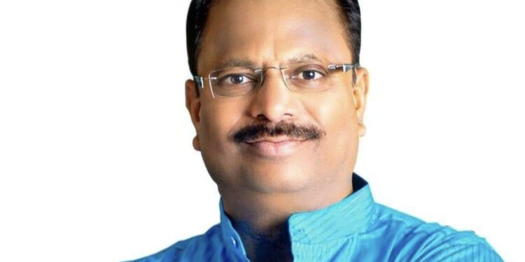 माजी आमदार दिलीप माने कार्यकर्त्यांच्या लवाजम्यासह जिल्हाधिकारी कार्यालयात ; यासाठी घेतली ‘माने’ यांनी ‘आशीर्वाद’ यांची भेट