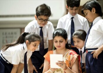 सीईओंचा मोठा निर्णय ! आता जिल्हा परिषदेच्या 165 शाळांमध्ये भरणार सेमी इंग्रजीचे वर्ग ; जिल्हा परिषद देणार विद्यार्थ्यांना पुस्तके आणि शिक्षकांना प्रशिक्षण