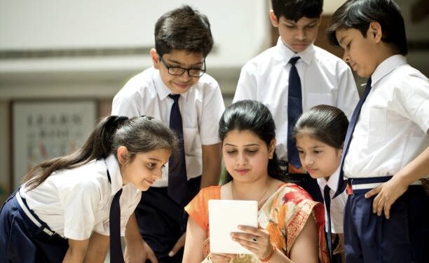 सीईओंचा मोठा निर्णय ! आता जिल्हा परिषदेच्या 165 शाळांमध्ये भरणार सेमी इंग्रजीचे वर्ग ; जिल्हा परिषद देणार विद्यार्थ्यांना पुस्तके आणि शिक्षकांना प्रशिक्षण