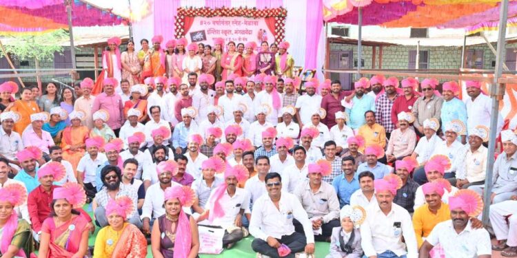 वीस वर्षानंतर सवंगडी एकत्र आले आणि रंगला स्नेहमेळावा ; उपजिल्हाधिकारी अभयसिंह मोहिते यांचीही उपस्थिती