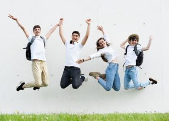 बारावी बोर्ड परीक्षेत मरवडे येथील हनुमान विद्यामंदिर व ज्युनिअर कॉलेजच्या यशाची परंपरा कायम ; कला व विज्ञान शाखेत मुलीचं ठरल्या अव्वल, ग्रामस्थांकडून अभिनंदनाचा वर्षाव