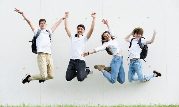 बारावी बोर्ड परीक्षेत मरवडे येथील हनुमान विद्यामंदिर व ज्युनिअर कॉलेजच्या यशाची परंपरा कायम ; कला व विज्ञान शाखेत मुलीचं ठरल्या अव्वल, ग्रामस्थांकडून अभिनंदनाचा वर्षाव