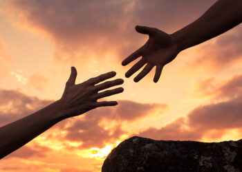 लक्ष्मीदहिवडी येथील ध्येय क्रांती वाचनालयास तालुका पशुधन अधिकारी डॉ. सुहास सलगर यांचे कडून खुर्च्या भेट