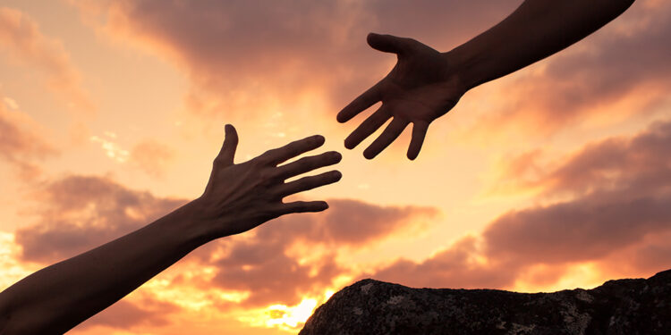 लक्ष्मीदहिवडी येथील ध्येय क्रांती वाचनालयास तालुका पशुधन अधिकारी डॉ. सुहास सलगर यांचे कडून खुर्च्या भेट