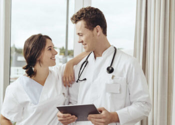 माझ्या नवऱ्याच्या मोबाईलवर मेसेज का करतेस? म्हणत लेडीज डॉक्टरची नर्सला घरात घुसून लोखंडी रॉडने बेदम मारहाण ; वैद्यकीय क्षेत्रात खळबळ