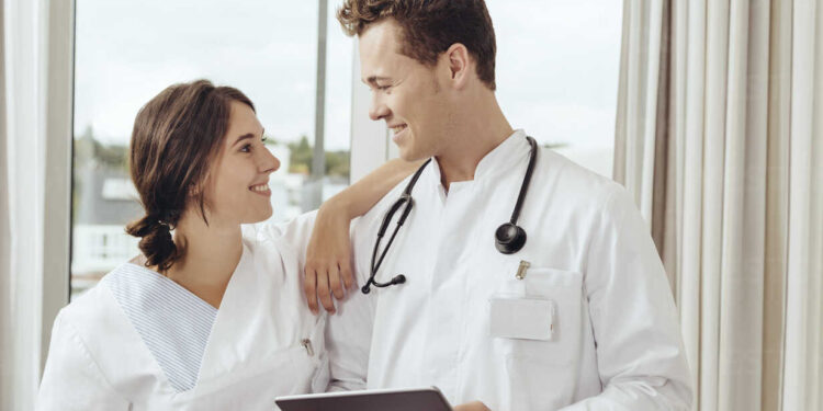 माझ्या नवऱ्याच्या मोबाईलवर मेसेज का करतेस? म्हणत लेडीज डॉक्टरची नर्सला घरात घुसून लोखंडी रॉडने बेदम मारहाण ; वैद्यकीय क्षेत्रात खळबळ