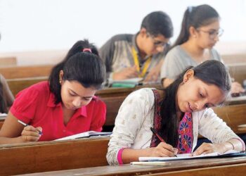 मंगळवेढ्याच्या इंग्लिश स्कूलची विद्यार्थिनी वृषाली कोरे दहावीच्या परीक्षेत राज्यात प्रथम ; प्रशालेच्या निकालाची उज्वल परंपरा कायम, मंगळवेढेकरांची मान अभिमानाने उंचावली