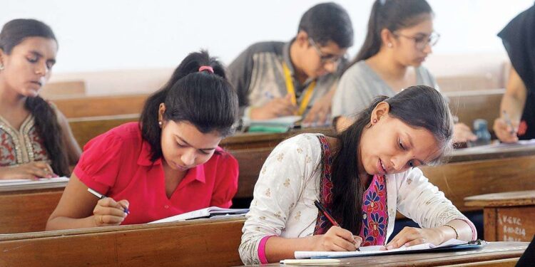 मंगळवेढ्याच्या इंग्लिश स्कूलची विद्यार्थिनी वृषाली कोरे दहावीच्या परीक्षेत राज्यात प्रथम ; प्रशालेच्या निकालाची उज्वल परंपरा कायम, मंगळवेढेकरांची मान अभिमानाने उंचावली