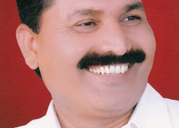 मंगळवेढ्यातील शिक्षक आता पिकवणार केशर आंबे ; तालुक्यातील 1421 माध्यमिक शिक्षकांना केशर आंब्याच्या रोपांचे वाटप, वृक्ष संवर्धनासाठी माजी आमदार दत्तात्रय सावंत यांचा पुढाकार