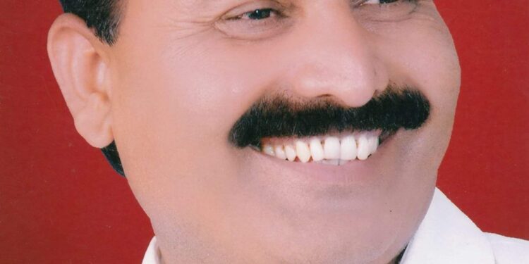 मंगळवेढ्यातील शिक्षक आता पिकवणार केशर आंबे ; तालुक्यातील 1421 माध्यमिक शिक्षकांना केशर आंब्याच्या रोपांचे वाटप, वृक्ष संवर्धनासाठी माजी आमदार दत्तात्रय सावंत यांचा पुढाकार