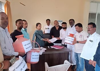 पाणीप्रश्न गंभीर ! कंधार शहरातील जनतेचे पाण्याअभावी अतोनात हाल ; भाजपचा पालिकेवर घागर मोर्चा