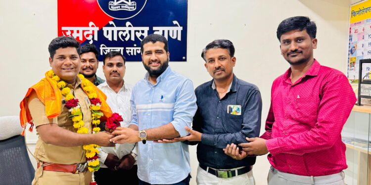 उमदी पोलीस ठाण्याचे नव्याने रुजू झालेले सहाय्यक पोलीस निरीक्षक संदीप कांबळे यांचा डॉ. सार्थक हिट्टी यांचेवतीने सत्कार