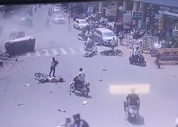 भरधाव कारने चौघांना चेंडूसारखे हवेत उडवले ! तीन ठार ; काळजाचा थरकाप उडवणारा भीषण अपघात, कोल्हापूर येथील शिवाजी विद्यापीठाच्या माजी कुलगुरूंचाही अपघातात मृत्यू