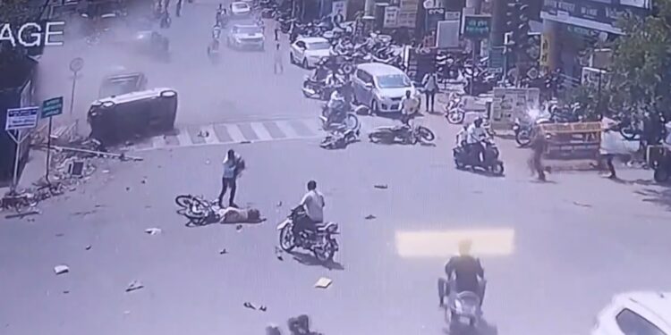 भरधाव कारने चौघांना चेंडूसारखे हवेत उडवले ! तीन ठार ; काळजाचा थरकाप उडवणारा भीषण अपघात, कोल्हापूर येथील शिवाजी विद्यापीठाच्या माजी कुलगुरूंचाही अपघातात मृत्यू