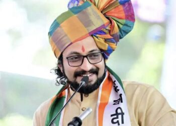 कसा निवडून येतोय ते बघतोच, अजित पवार यांनी दिले होते आव्हान ; शरद पवारांच्या राष्ट्रवादीचे अमोल कोल्हे विजयाच्या दिशेने