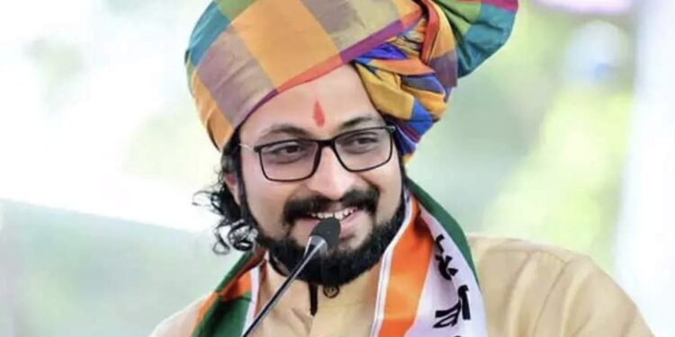 कसा निवडून येतोय ते बघतोच, अजित पवार यांनी दिले होते आव्हान ; शरद पवारांच्या राष्ट्रवादीचे अमोल कोल्हे विजयाच्या दिशेने