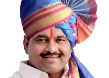 भर पावसात आमदार समाधान आवताडे मंगळवेढ्याच्या आठवडा बाजारात ; व्यापारी व शेतकऱ्यांच्या समस्या जाणून घेतल्या तर अधिकाऱ्यांना सुनावले खडेबोल