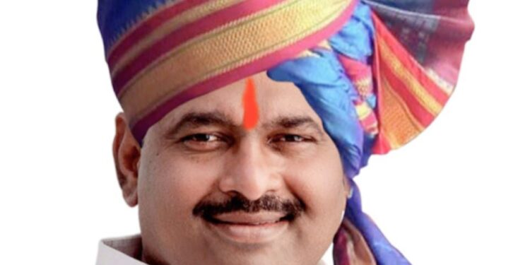 भर पावसात आमदार समाधान आवताडे मंगळवेढ्याच्या आठवडा बाजारात ; व्यापारी व शेतकऱ्यांच्या समस्या जाणून घेतल्या तर अधिकाऱ्यांना सुनावले खडेबोल