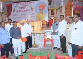 आंधळगाव जिल्हा परिषद शाळेतील शिक्षक विठ्ठल खांडेकर यांचा सेवापूर्ती सोहळा उत्साहात संपन्न ; प्रा. शिवाजीराव काळुंगे, प्रदीप मोरे, संजय जावीर, मल्लिकार्जुन माळी, विठ्ठल ताटे, सुरेश पवार यांची उपस्थिती