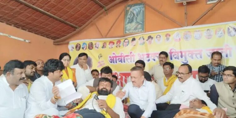 ब्रेकिंग न्यूज ! ओबीसी नेते प्रा. लक्ष्मण हाके यांच्या सर्व मागण्या सरकारकडून मान्य ; अखेर उपोषण मागे, राज्यातील ओबीसींना मोठा दिलासा