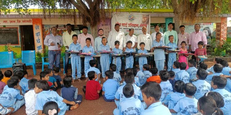 कौतुकास्पद ! जत तालुक्यातील शेगावच्या ओम साई प्रतिष्ठानने स्वीकारले जिल्हा परिषद प्राथमिक शाळेच्या 19 विद्यार्थ्यांचे शैक्षणिक पालकत्व