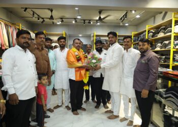 मंगळवेढ्यात श्रीमंत मेन्सवेअर कापड दालनाचे थाटात उदघाटन ; आमदार समाधान आवताडे, लक्ष्मणराव ढोबळे, शिवाजीराव काळुंगे, बिराप्पा जाधव यांची उपस्थिती