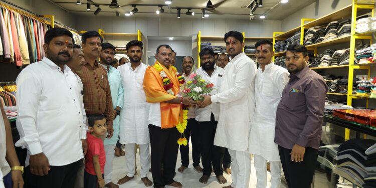 मंगळवेढ्यात श्रीमंत मेन्सवेअर कापड दालनाचे थाटात उदघाटन ; आमदार समाधान आवताडे, लक्ष्मणराव ढोबळे, शिवाजीराव काळुंगे, बिराप्पा जाधव यांची उपस्थिती