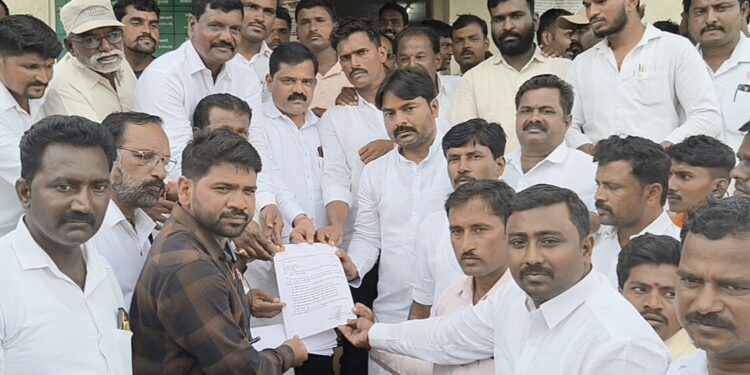 जत कृषी कार्यालयावर भाजपचा विराट मोर्चा, अधिकाऱ्यांना घेराव ; शेतकऱ्यांवरील अन्याय खपवून घेणार नाही : तमनगौडा रवीपाटील