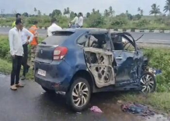 काळाचा घाला ! पुणे सोलापूर महामार्गावर कारचा भीषण अपघात ; पाच जणांचा जागीच मृत्यू तर एक जण गंभीर जखमी