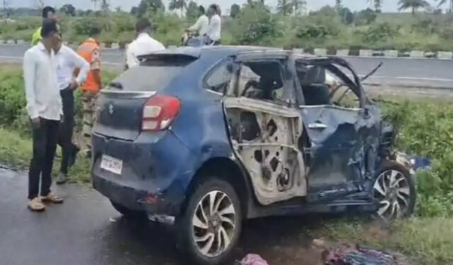 काळाचा घाला ! पुणे सोलापूर महामार्गावर कारचा भीषण अपघात ; पाच जणांचा जागीच मृत्यू तर एक जण गंभीर जखमी