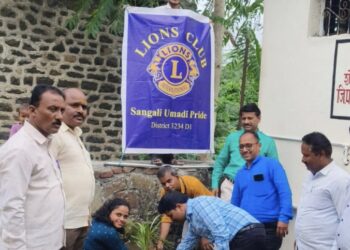 डॉक्टर्स डे निमित्त उमदी येथे लायन्स क्लब ऑफ सांगली, उमदी प्राइड व उमदी लायन्स ग्रेप्स यांचेवतीने शालेय विद्यार्थ्यांची मोफत आरोग्य तपासणी