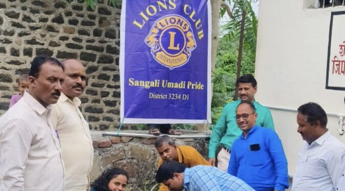 डॉक्टर्स डे निमित्त उमदी येथे लायन्स क्लब ऑफ सांगली, उमदी प्राइड व उमदी लायन्स ग्रेप्स यांचेवतीने शालेय विद्यार्थ्यांची मोफत आरोग्य तपासणी