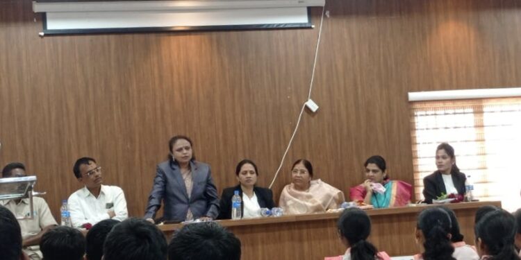 इंग्लिश स्कूल व ज्युनियर कॉलेज मंगळवेढा येथे विविध कायदेविषयक शिबिर संपन्न ; दिवाणी न्यायाधीश श्रीमती एस. एन. गंगवाल-शाह यांची प्रमुख उपस्थिती