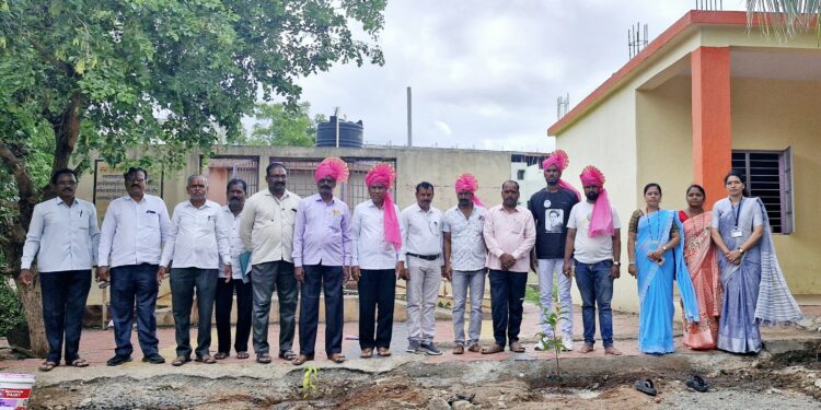 मंगळवेढ्यातील जिल्हा परिषद प्राथमिक शाळा शिवाजीनगर येथे सोनू सूद चॅरिटी क्लबच्या वतीने वृक्षारोपण ; शाळेतील विद्यार्थ्यांनी घेतली वृक्ष संवर्धनाची जबाबदारी