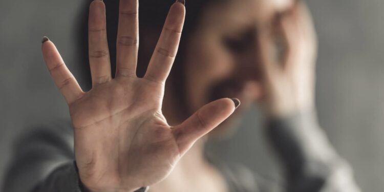 संतापजनक ! मध्यरात्री दुकान उघडून चहा व सिगारेट देण्यास नकार दिल्याने नामांकित डॉक्टरची महिलेला विवस्त्र करून मारहाण ; महिला गंभीर जखमी, फरार डॉक्टरचा पोलिसांकडून शोध सुरू, वैद्यकीय क्षेत्रात खळबळ